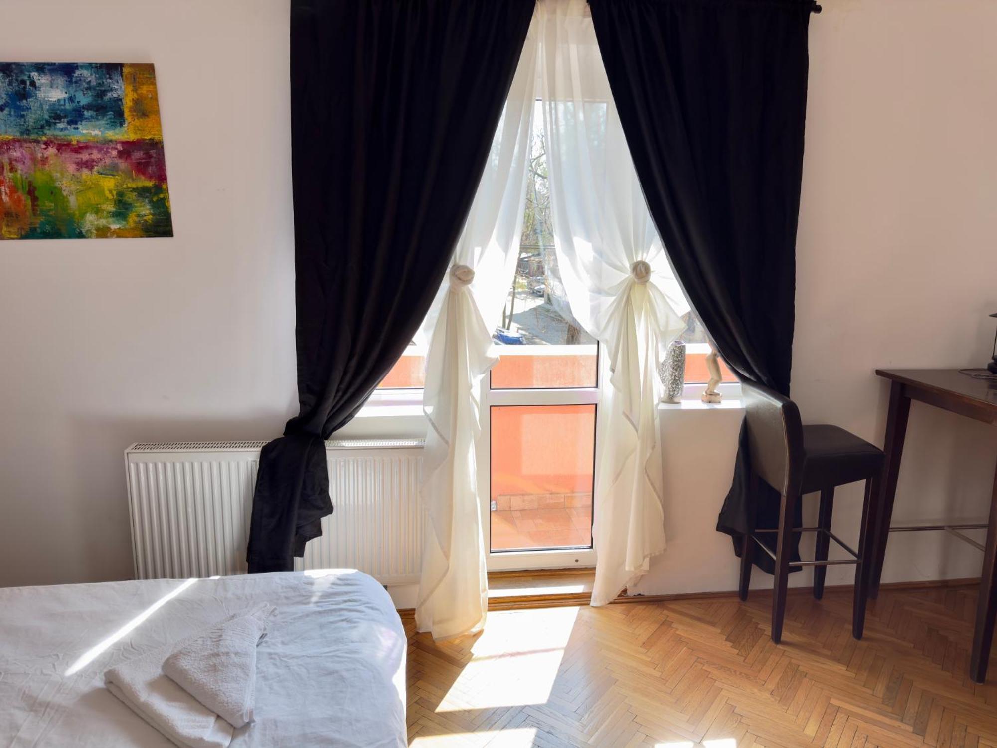 Lovely Bath & Balcony Victory Square 2 Apartament *